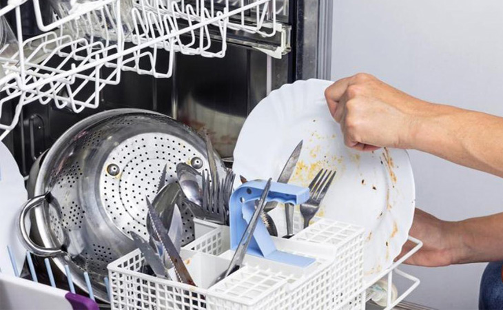 Bước 1: Bạn cần phải sắp xếp bát đĩa và các vật dụng vào khoang rửa bát một cách gọn gàng