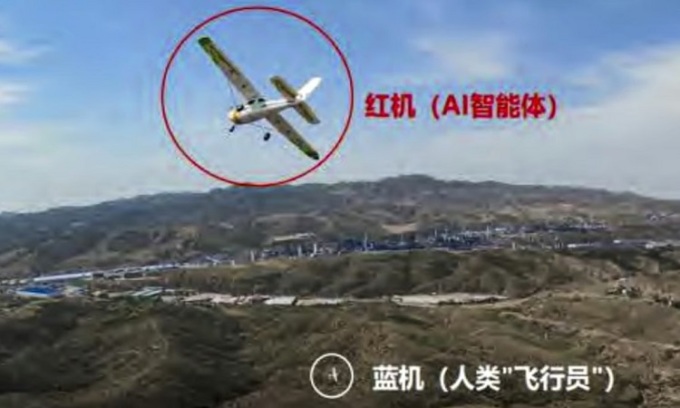 Máy bay do AI điều khiển (khoanh đỏ) đánh bại máy bay do phi công điều khiển từ xa. Ảnh: Trung tâm nghiên cứu và phát triển khí động học Trung Quốc