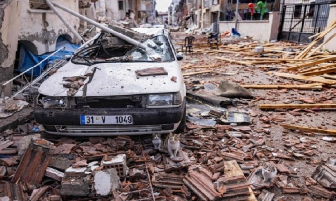 Một chiếc xe bị phá hủy trên đường phố ở Hatay trong trận động đất hôm 20/2. Ảnh: AFP
