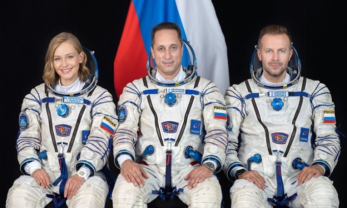 Yulia Peresild, Anton Shkaplerov và Klim Shipenko (từ trái sang phải) trong trang phục phi hành gia. Ảnh: iStock