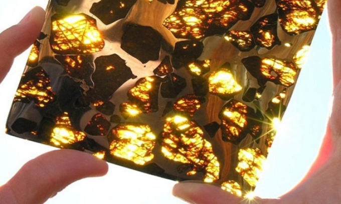 Mặt cắt của thiên thạch Phụ Khang tạo ra hiệu ứng màu sắc lấp lánh ánh vàng khi soi dưới nắng. Ảnh: Wikimedia