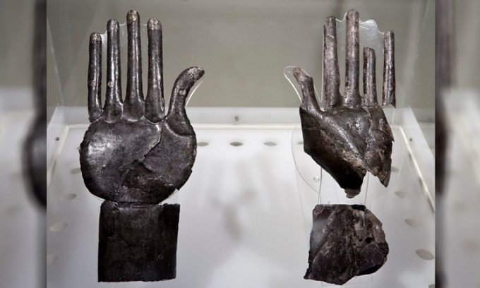 Bàn tay bạc hé lộ tập tục mai táng của người Etrusca. Ảnh: Pinterest