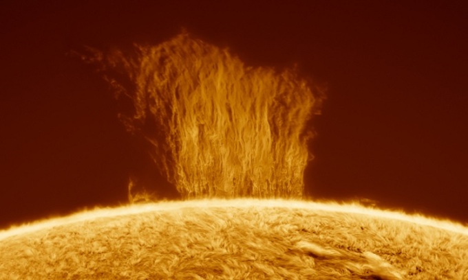 Cận cảnh bức tường plasma hay còn gọi là thác plasma cao 100.000 km gần cực nam của Mặt Trời. Ảnh: Eduardo Schaberger Poupeau