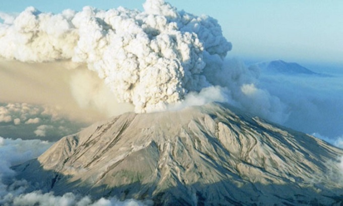 Cột tro bụi bốc lên từ đỉnh núi lửa St. Helens năm 1980. Ảnh: History