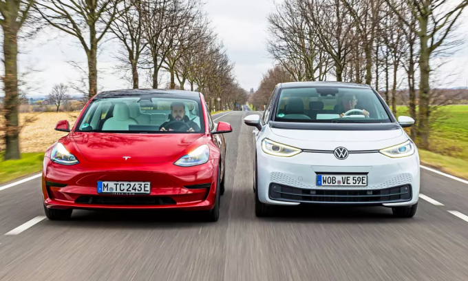 Tesla Model 3 (trái) và Volkswagen ID.3 tại Đức. Ảnh: Auto Review