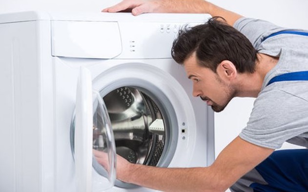 Sử dụng tay để vần lồng máy giặt