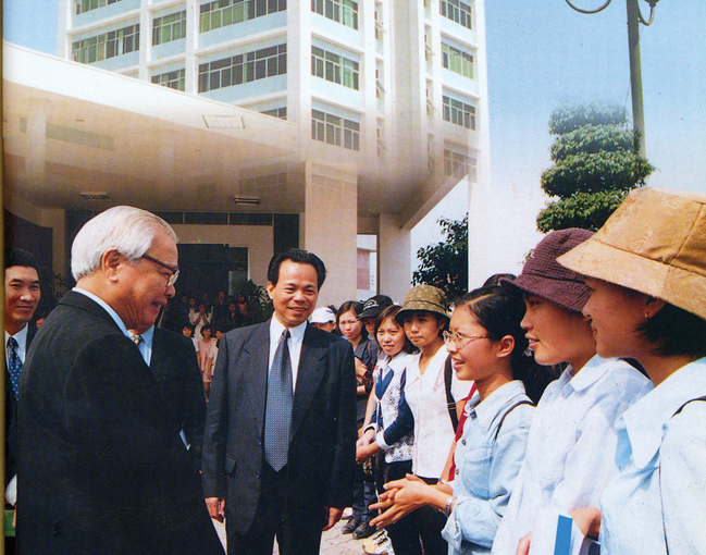 Cố Thủ tướng Võ Văn Kiệt (tóc bạc) thăm và làm việc với vai trò cố vấn tại đại học Quốc gia Hà Nội tháng 12/1999. Ảnh: ĐHQGHN