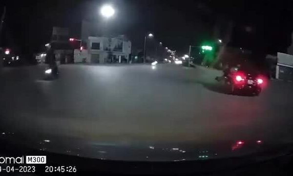 Vượt đèn đỏ, xe máy lao thẳng vào ôtô