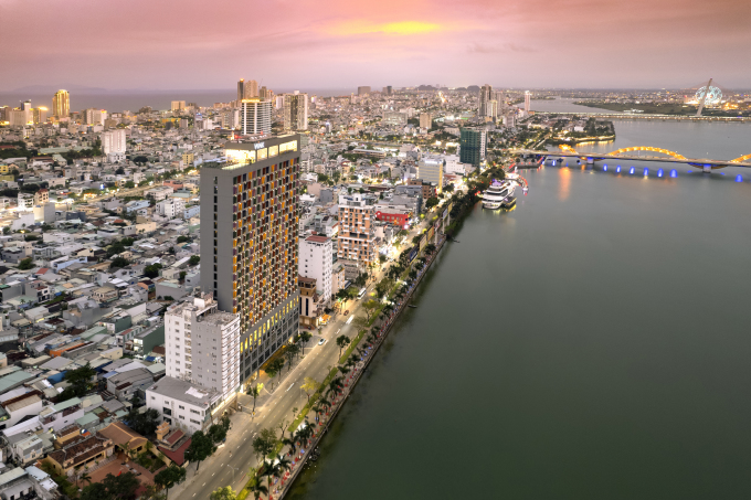 Khách sạn Wink Đà Nẵng Riverside nằm cách bãi biển Mỹ Khê 5 phút lái xe, và với vị trí ngay bên bờ sông Hàn. Ảnh: Wink Hotels