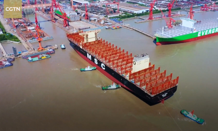 Xuất xưởng tàu container to bằng 4 sân bóng đá