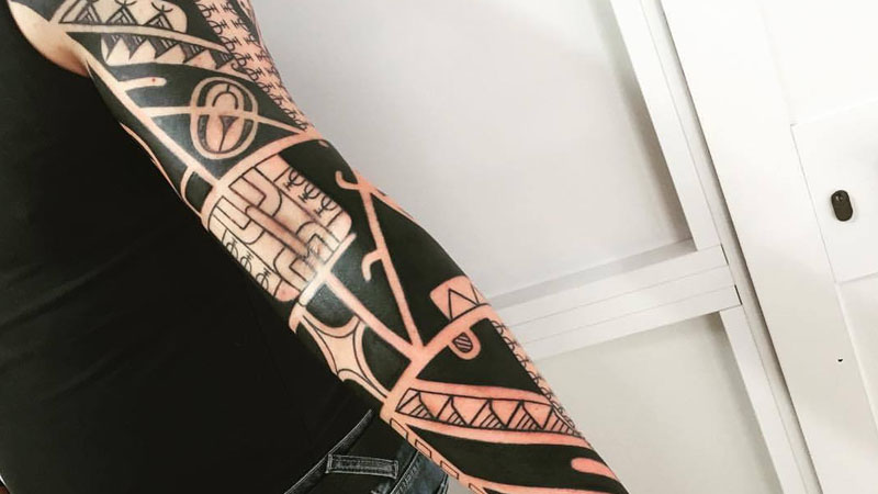Táo bạo khi xăm cả cánh tay với hình xăm maori