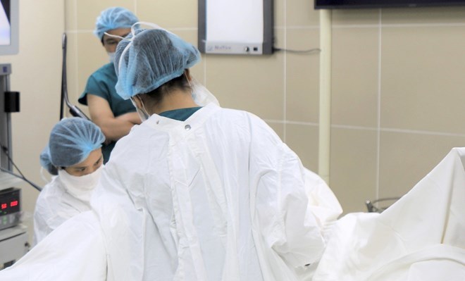 Các bác sĩ phẫu thuật tạo hình lỗ màng trinh cho bé gái 9 tuổi. Ảnh: Bệnh viện cung cấp