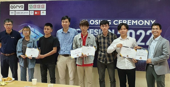 Nhóm các sinh viên đoạt giải Nhất, Nhì, Ba được nhận chứng chỉ và tiền thưởng từ ban tổ chức.