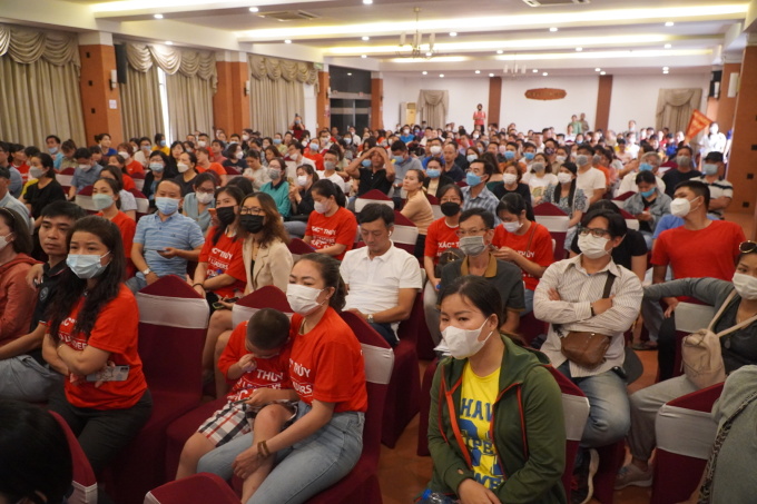 Hơn 300 phụ huynh tham gia phiên họp đầu với Apax Leaders trong chiều 9/4. Ảnh: Lệ Nguyễn
