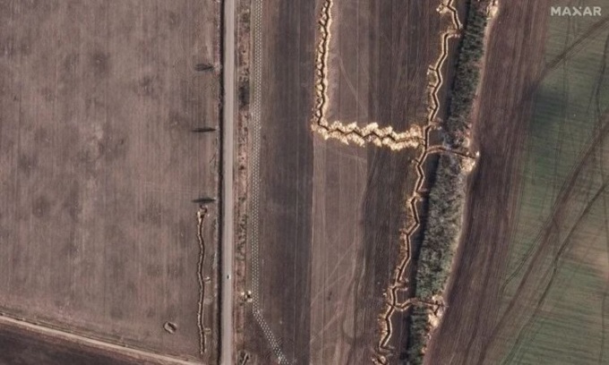 Chiến hào và phòng tuyến răng rồng Nga xây dựng ở tỉnh Zaporizhzhia trong ảnh vệ tinh công bố hôm 12/4. Ảnh: Drive