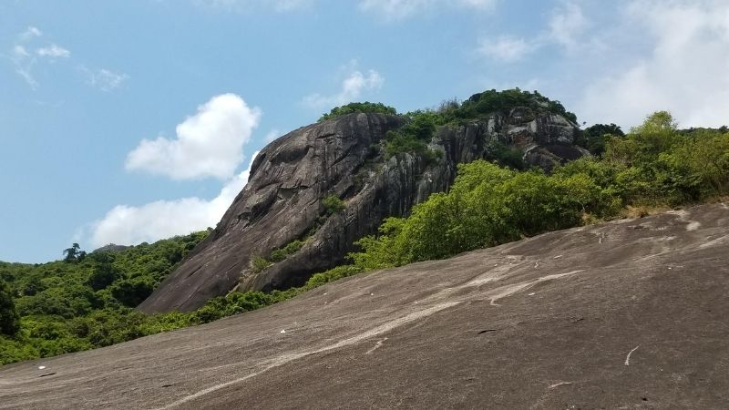 Tảng đá đầu voi xã Núi Tô cực kỳ hùng vỹ.