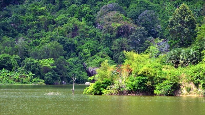 Hồ Ô Thum với cảnh thiên nhiên hùng vĩ.