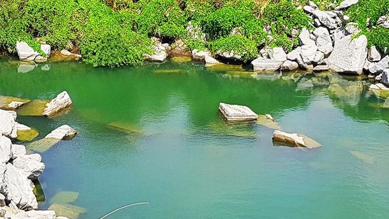 Hồ đá Latina với dòng nước xanh ngắt.