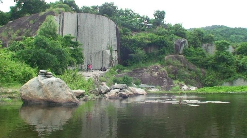 Khung cảnh hoang sơ của hồ đá Latina.