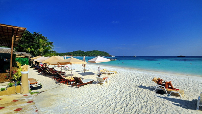 Biển Pattaya với cát trắng, làn nước trong xanh