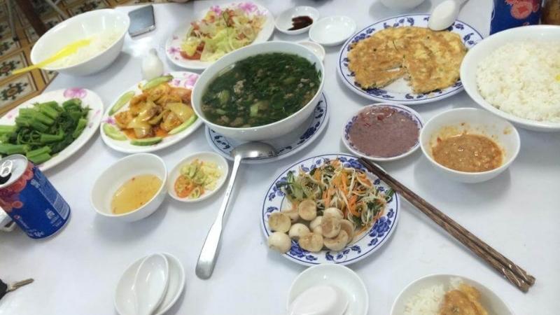 Các món ăn hấp dẫn tại quán Phú Vinh