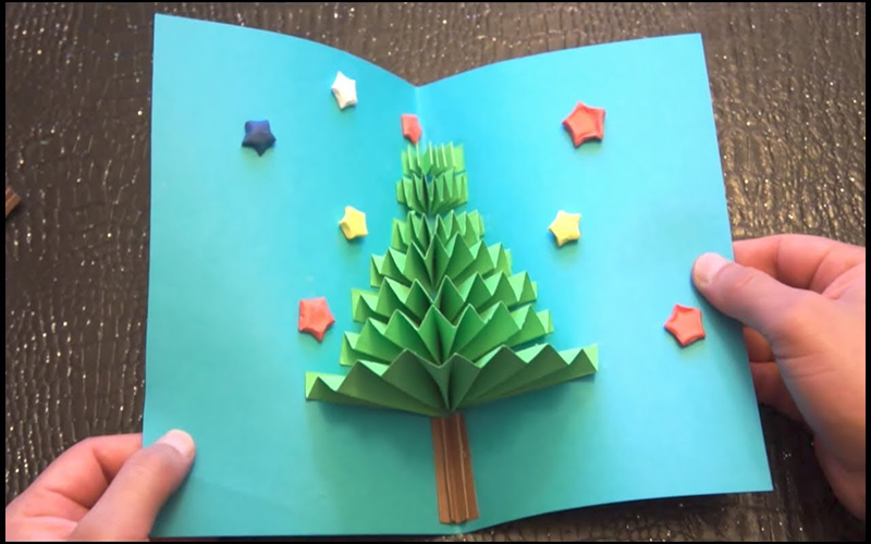 Làm thiệp hình cây thông bằng cách gấp giấy