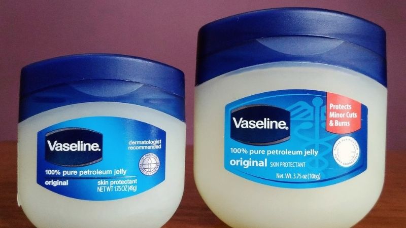 Dùng Vaseline dưỡng ẩm cho đôi chân