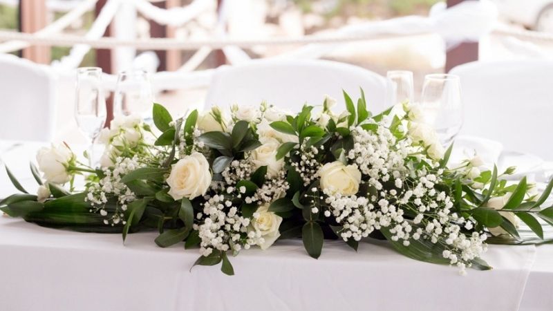 Cắm hoa dáng dài trang trí đám cưới