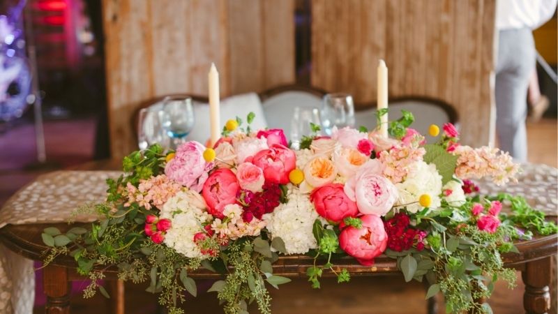 Hoa để bàn dài trang trí đám cưới