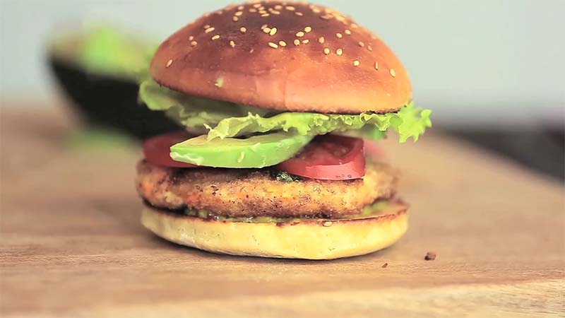 Hamburger gà xay hấp dẫn