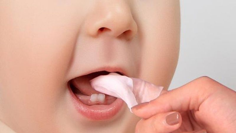 Luôn vệ sinh khoang miệng, lưỡi cho trẻ thường xuyên để hạn phòng bệnh