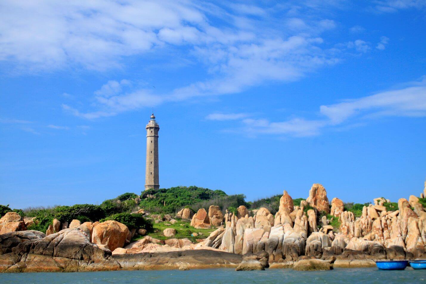 Biển Kê Gà với các mõm đá san sát, hấp dẫn nhiều du khách