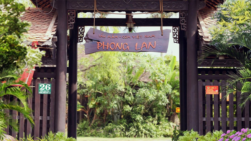 Không gian thoáng mát, xanh tươi của quán Lẩu mắm Phong Lan