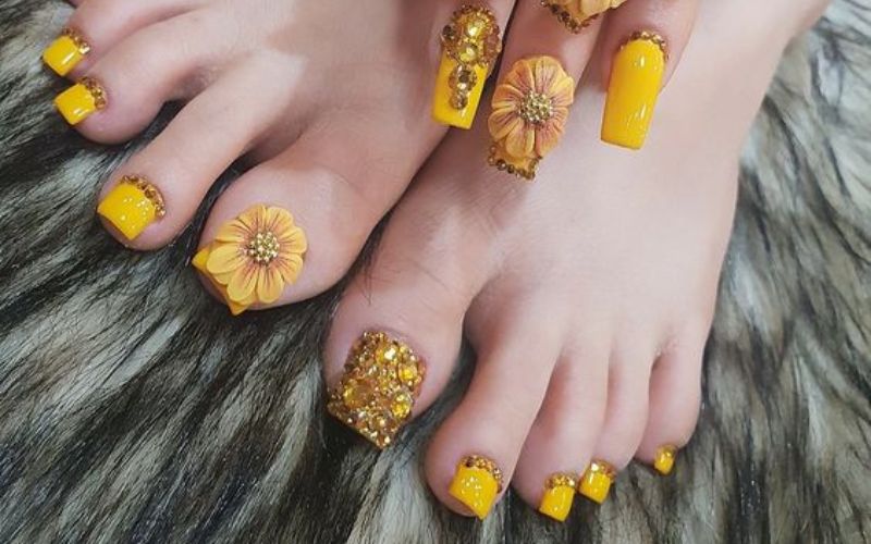 Mẫu nail chân đính đá đắp hoa sang trọng sắc vàng