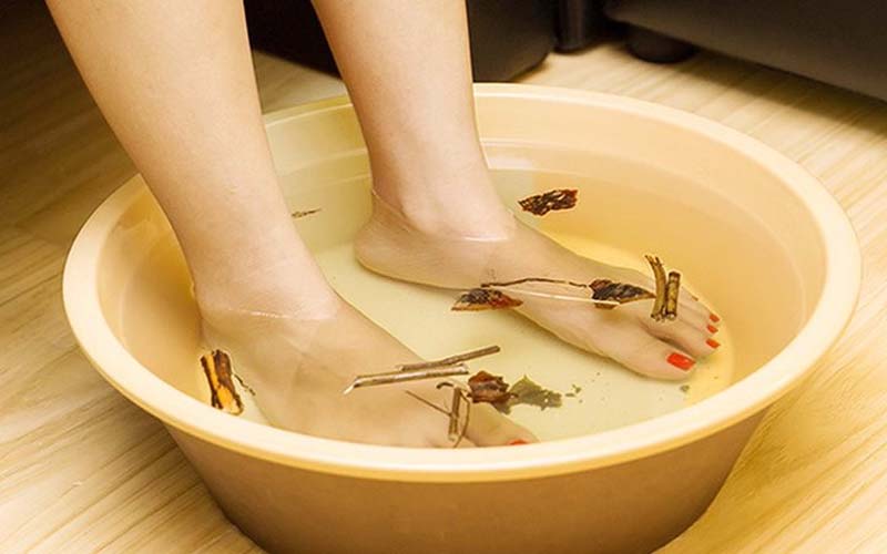 Ngâm chân với nước ấm giúp trị mất ngủ