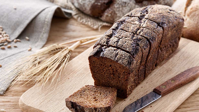 Bánh mì đen có lượng chất xơ cao gấp 4 và ít hơn 20% calo so với bánh mì trắng. Đồng thời, chỉ số đường huyết của bánh mì đen cũng rất thấp