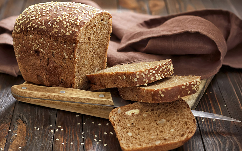 Bành mì nâu được làm từ lúa mì nguyên vỏ, có chứa nhiều chất xơ và lượng calo thấp, giúp giảm cảm giác thèm ăn, hỗ trợ giảm cân hiệu quả đồng thời còn giúp săn chắc cơ bắp.