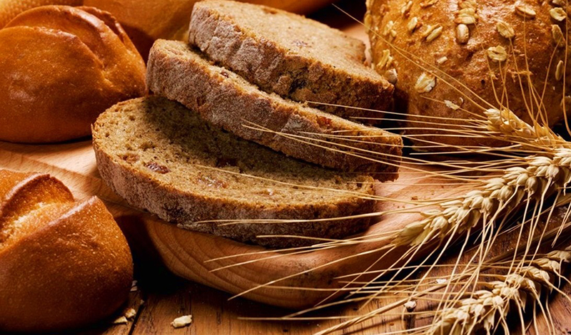 Bánh mì nguyên cám có hàm lượng protein chưa đến 25% và rất giàu chất xơ, do cám là một trong những thành phần nhiều chất xơ nhất trong hạt lúa mì.