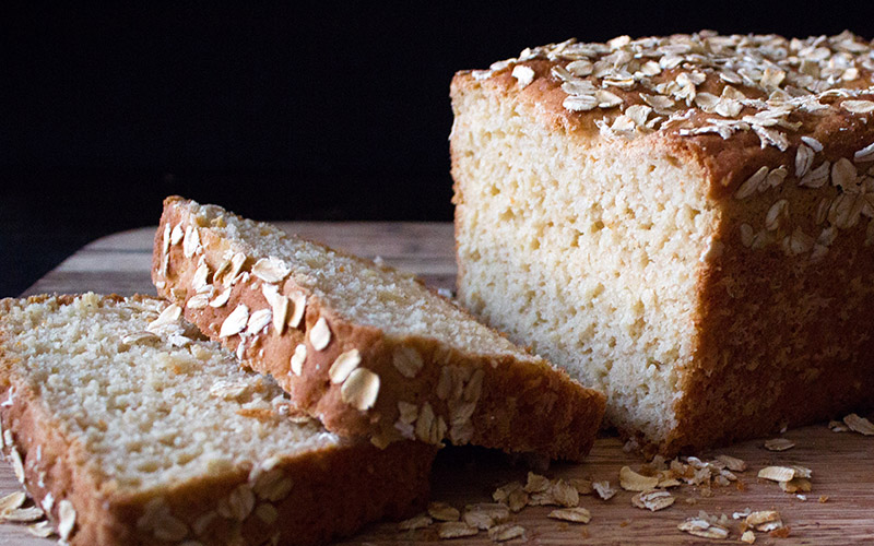 Bánh mì yến mạch có chỉ số đường huyết GI rất thấp. Yến mạch cũng là loại tinh bột có chứa nhiều các axit béo thiết yếu có thể làm giảm cholesterol.