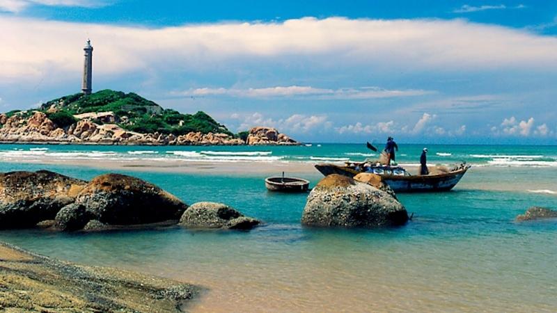 Biển Kê Gà sở hữu một tảng đá kỳ thú nhô ra khỏi biển