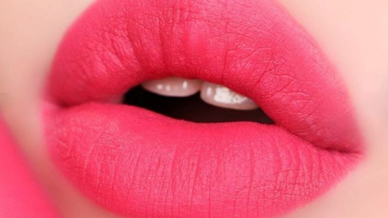 Swatch MAC Powder Kiss Liquid Lipcolour màu 984 Billion $ Smile Hồng Neon