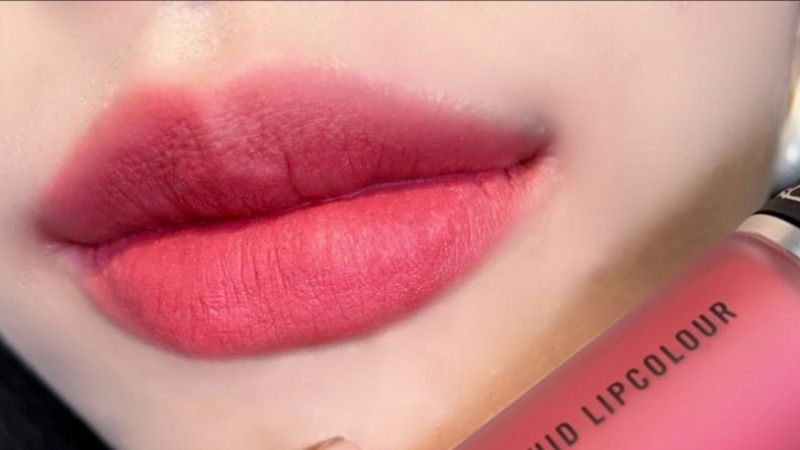 Swatch MAC Powder Kiss Liquid Lipcolour màu 988 A Little Tamed Hồng San Hô