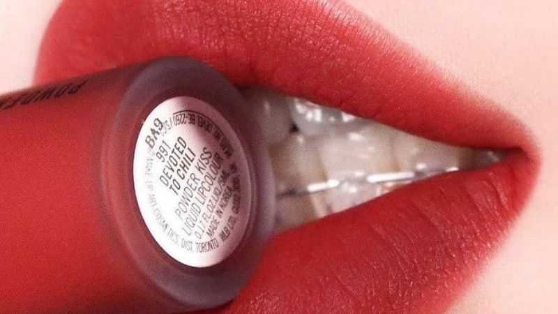 Swatch MAC Powder Kiss Liquid Lipcolour màu 991 The Devoted To Chili Đỏ Chili Đỏ gạch