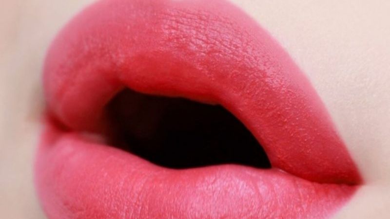 Swatch MAC Powder Kiss Liquid Lipcolour màu Escandalo Hồng san hô
