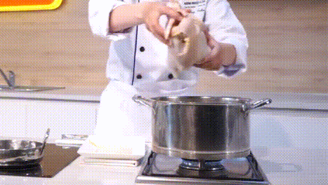 Đổ nước vào nồi sao cho vừa ngập cả con gà rồi mới bật bếp đun. Không nên đun nồi nước thật sôi rồi mới thả gà vào vì như vậy sẽ khiến da gà bị bong tuột và nát, không đẹp mắt.