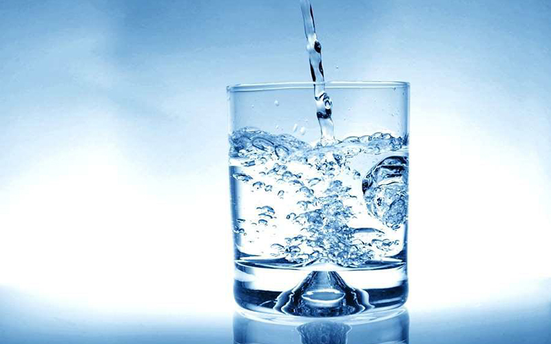 Uống đủ nước cũng sẽ giúp hạn chế rạn da mông