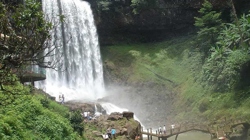 Mùa nắng ở thác Dambri bắt đầu từ tháng 12.