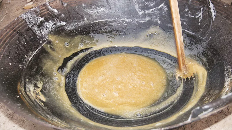 Hình ảnh về nấu nước đường thốt nốt.