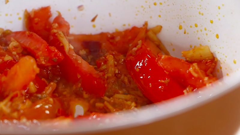 Khi tỏi, hành đã vàng thơm thì cho cà chua đã cắt múi cau và bỏ hạt vào xào cho đến khi mềm, cho thêm 3 muỗng canh sa tế vào để tạo màu sắc đẹp mắt.