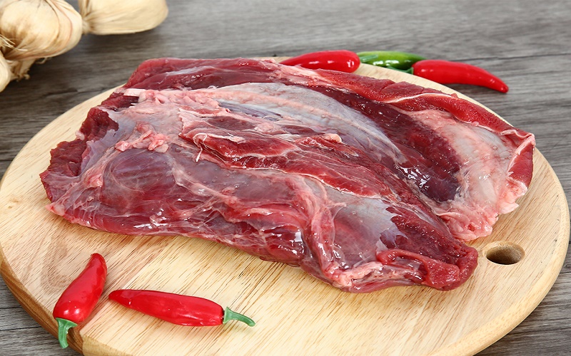 Thịt bắp bò ngon phải có màu đỏ tươi, thớ thịt nhỏ, mỡ bò màu vàng nhạt.